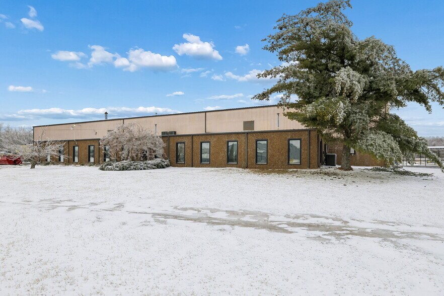 More Photos Of 411 Industrial Dr, White House Manufacturing For Lease