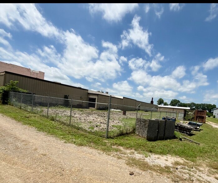 More Photos Of 326 W College Ave, Guthrie Manufacturing For Sale