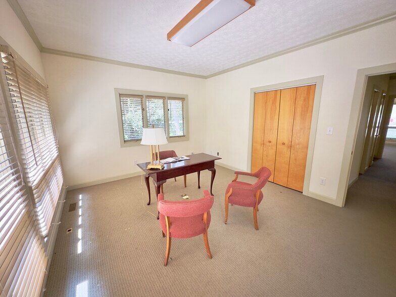 More Photos Of 1251 Club Dr, Bishop Office For Sale