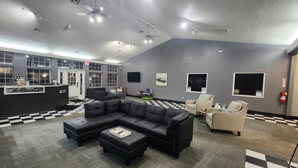 More Photos Of 3010 W Walnut St, Rogers Auto Repair For Sale