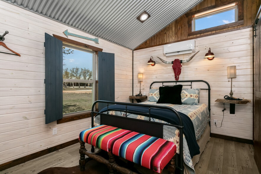 More Photos Of 100 Five Star Trl, Fredericksburg Hotel For Sale