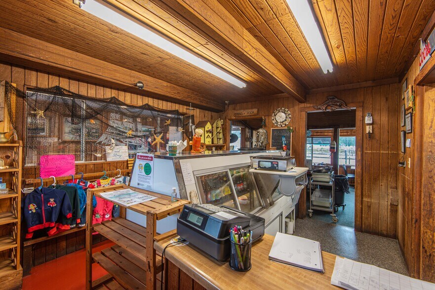 More Photos Of 142 Bay Front Loop, Winchester Bay General Retail For Sale