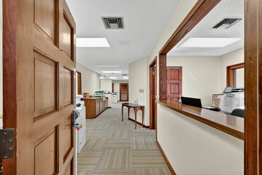 More Photos Of 1029 W Magnolia St, Leesburg Office For Sale