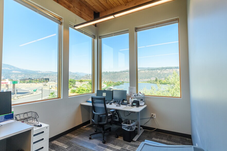 More Photos Of 33 Nichols Pkwy, Hood River Medical For Lease