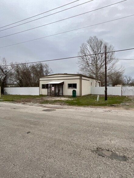 More Photos Of 609 Oak St, La Marque Warehouse For Sale