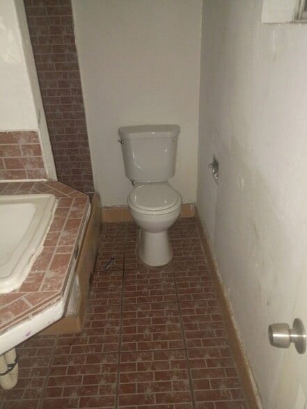 More Photos Of 924 E Main St, Barstow Hotel For Sale