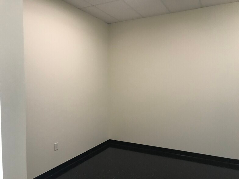 More Photos Of 840 S Rochester Ave, Ontario Showroom For Lease