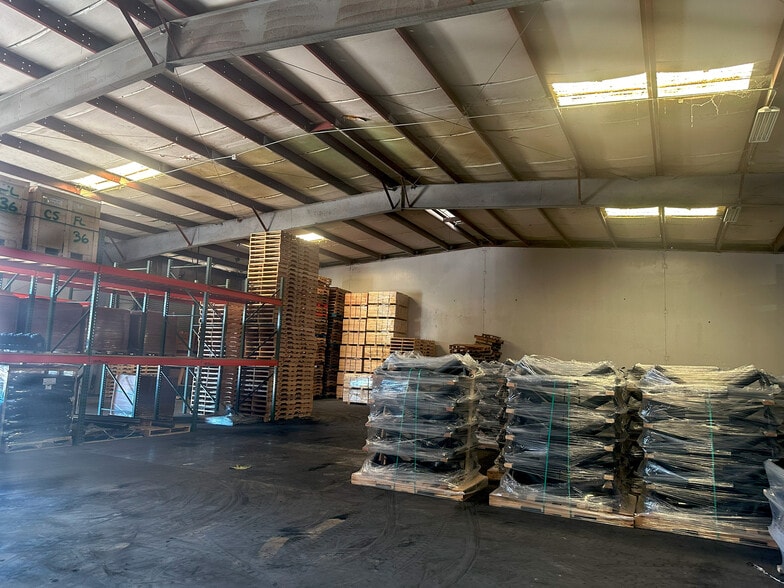 More Photos Of 1014 Commercial Blvd N, Arlington Manufacturing For Lease