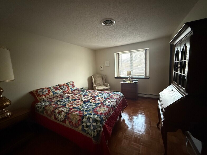 More Photos Of 4945 Southwestern Blvd, Hamburg Freestanding For Sale