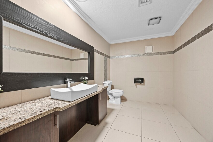 More Photos Of 1940 Harrison St, Hollywood Office For Lease