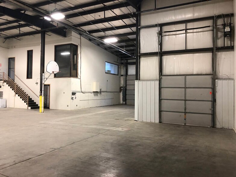 More Photos Of 14007-14015 Industrial Rd, Omaha Light Distribution For Lease