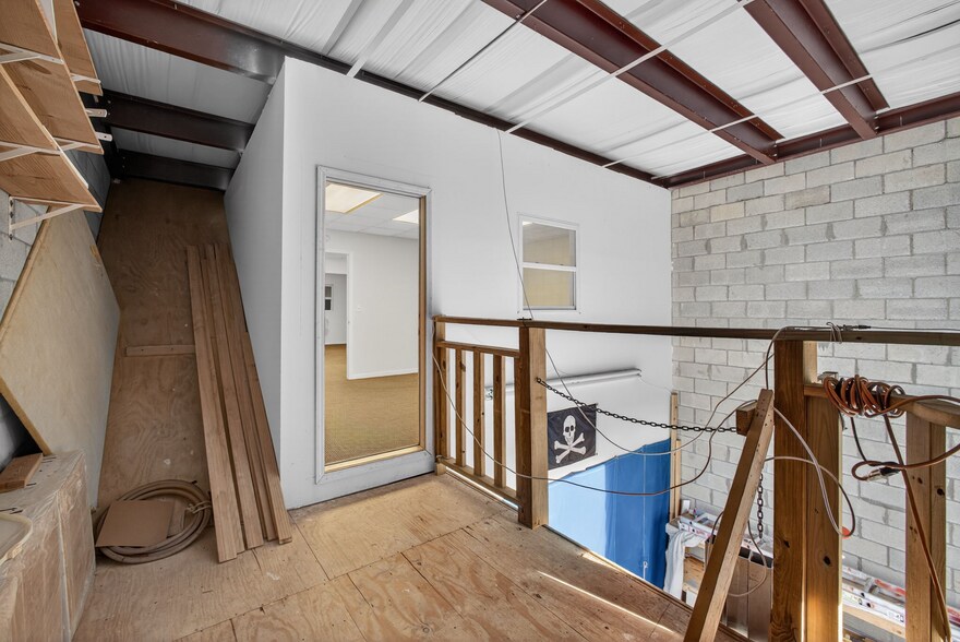 More Photos Of 3097-3117 SE Gran Park Way, Stuart Light Manufacturing For Sale