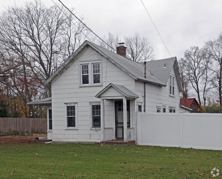 More Photos Of 549 N Country Rd, Saint James Freestanding For Sale