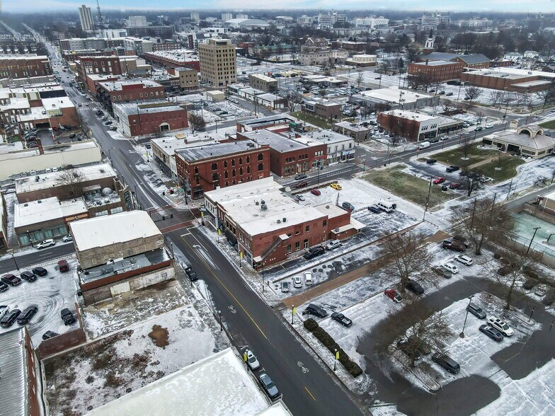 More Photos Of 408 W Walnut St, Springfield Storefront Retail Residential For Lease