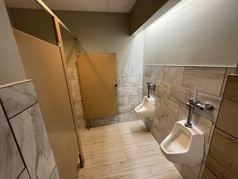 More Photos Of 11521 E Skelly Dr, Tulsa Restaurant For Lease