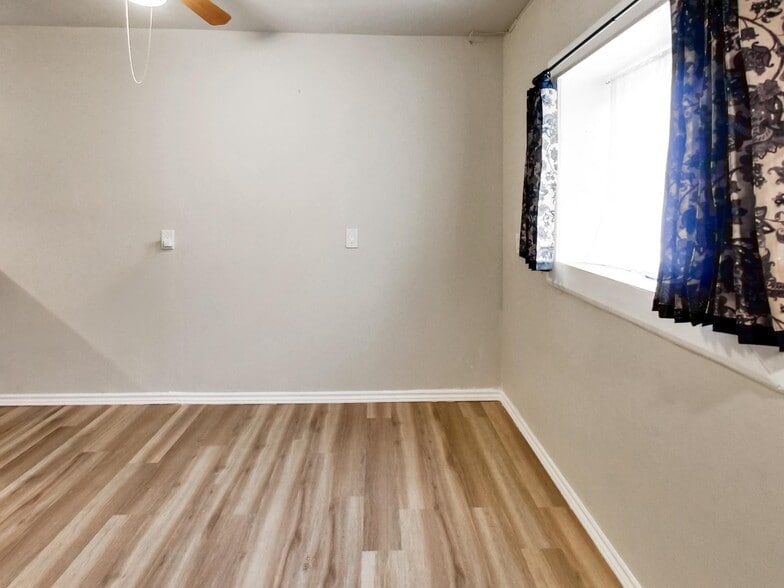 More Photos Of 443 Wentworth St N, Hamilton Storefront Retail Residential For Sale