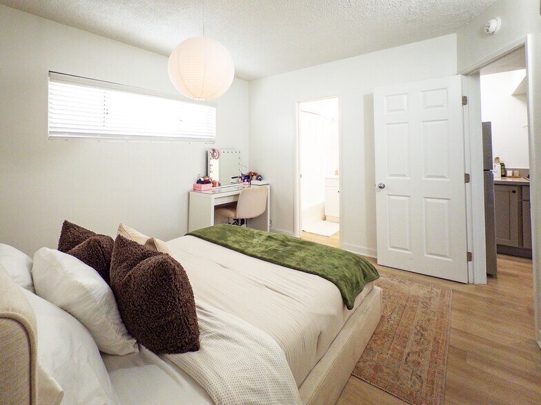 More Photos Of 4546-4550 W 173rd St, Lawndale Apartments For Sale