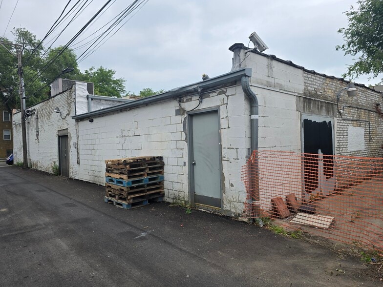 More Photos Of 2405 W Ardmore Ave, Chicago Industrial For Sale