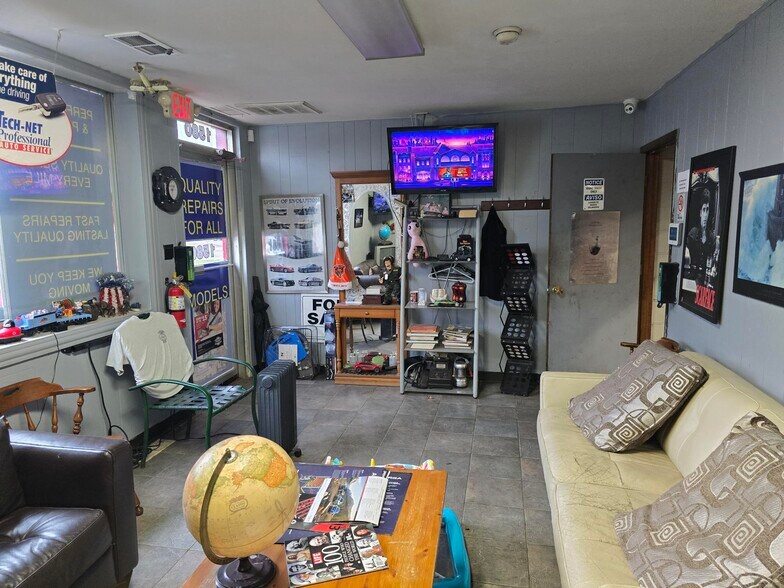 More Photos Of 1580 S Cora St, Des Plaines Warehouse For Sale