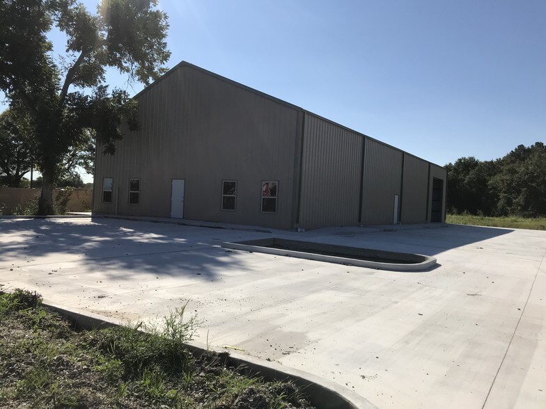 More Photos Of 8727 College St, Beaumont Warehouse For Lease