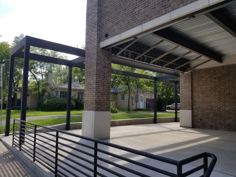 More Photos Of 409 N Oak St, Roanoke Storefront Retail Office For Lease