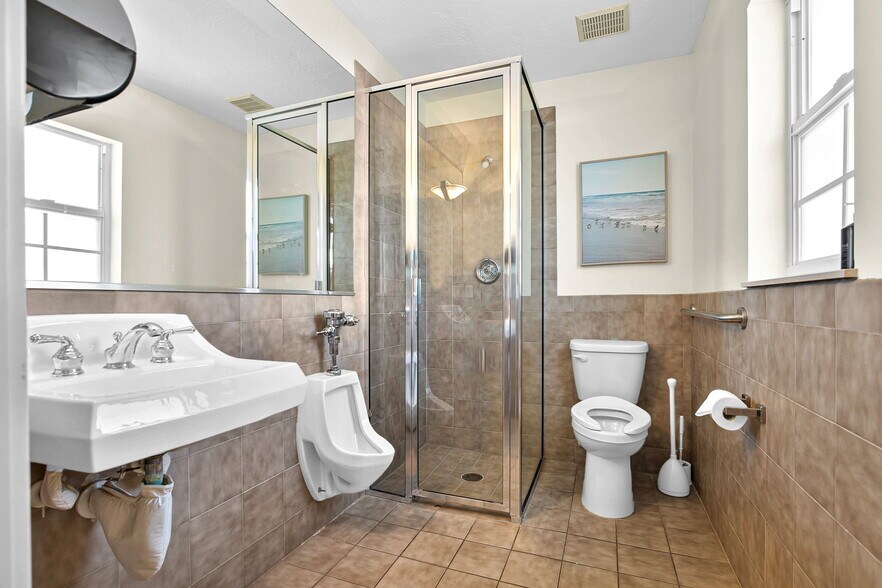 More Photos Of 525 8th St W, Bradenton Office For Sale