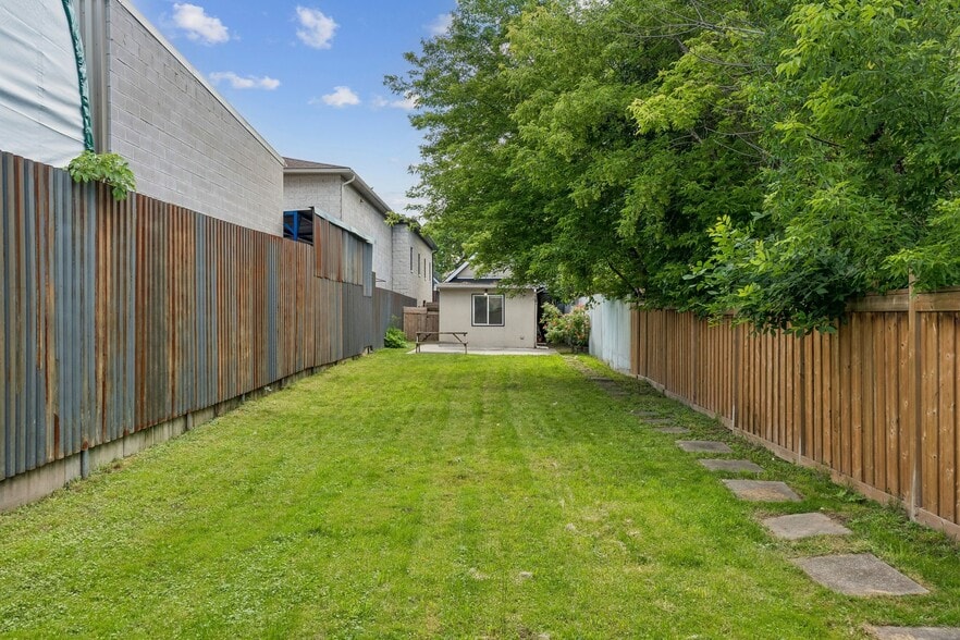 More Photos Of 43 Whitfield Av, Hamilton Manufacturing For Sale