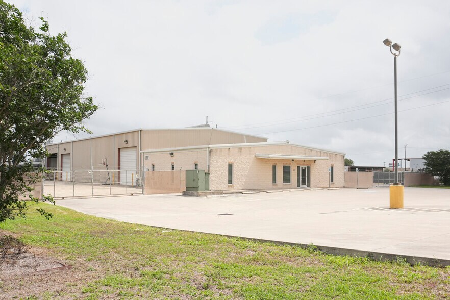 More Photos Of 6944 Leopard St, Corpus Christi Warehouse For Sale