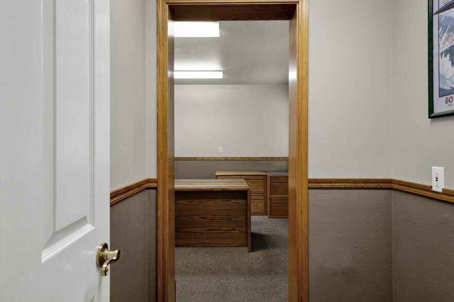 More Photos Of 1875 Highway 101, Florence Office For Sale