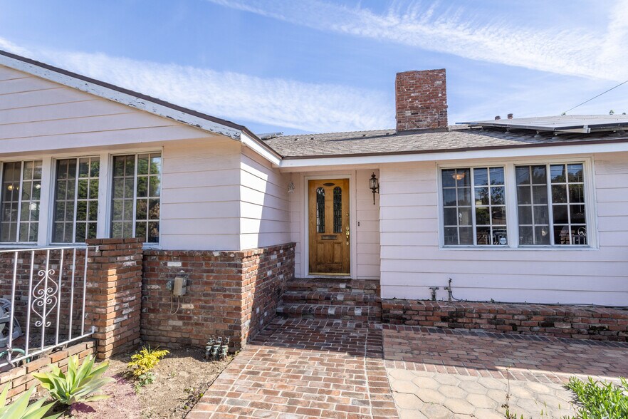 More Photos Of 9826 Columbus Ave, North Hills Multifamily For Sale
