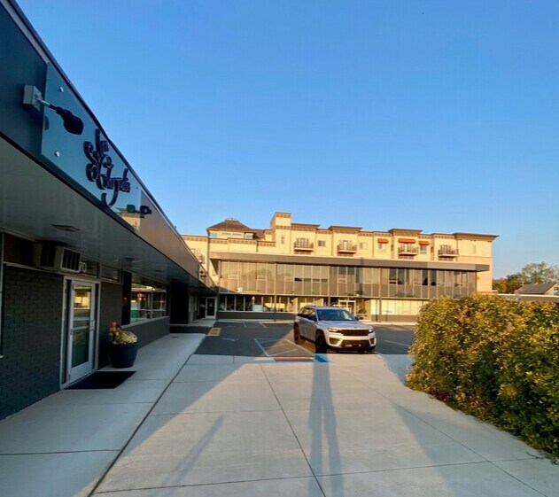 More Photos Of 920-970 E Maple Rd, Birmingham Office For Lease