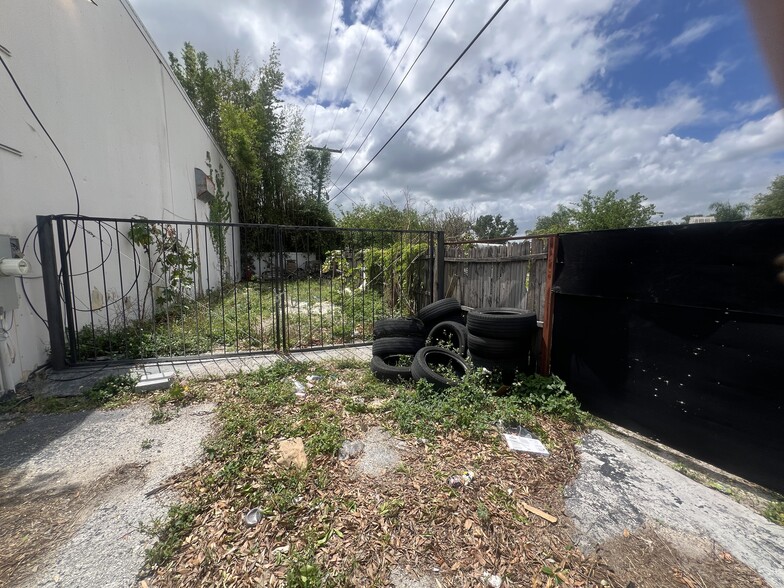 More Photos Of 7704 W Hillsborough Ave, Tampa Warehouse For Lease