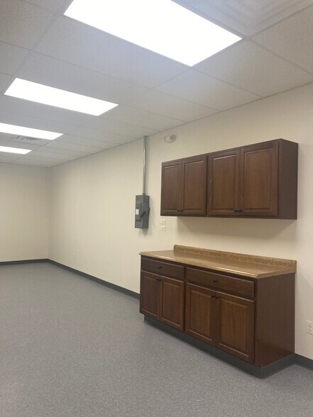 More Photos Of 1320 Lincoln Ave, Holbrook Warehouse For Lease