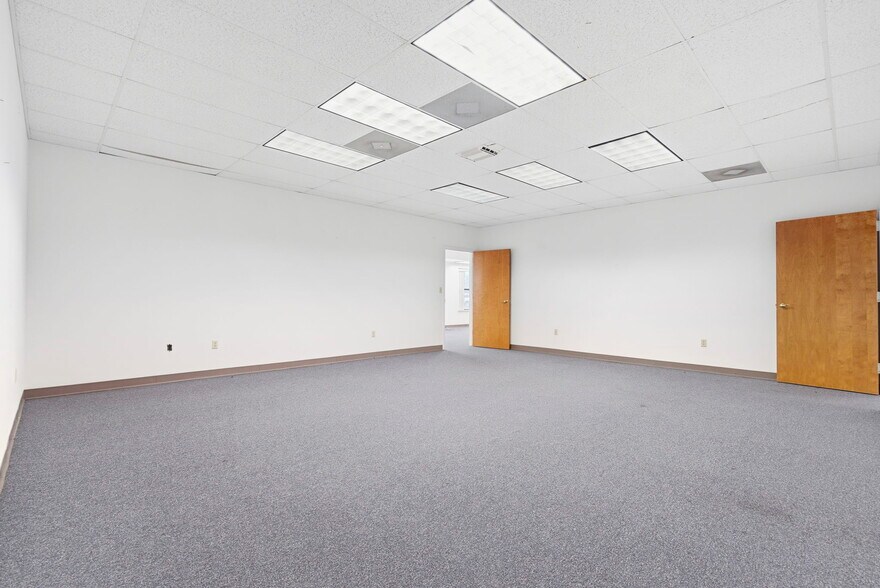 More Photos Of 718 N Martin St, East Prairie Office For Sale