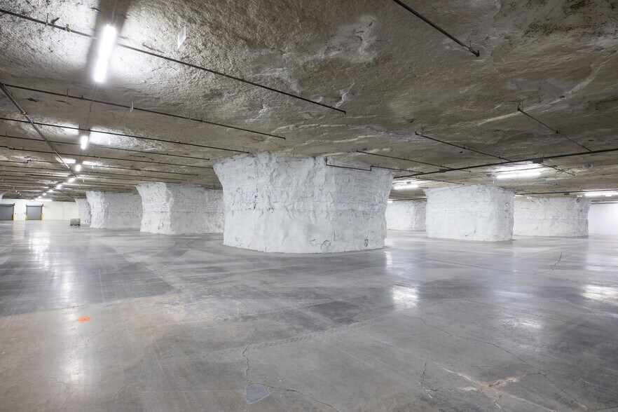 More Photos Of 300 Space Center Cir, Lee's Summit Warehouse For Lease