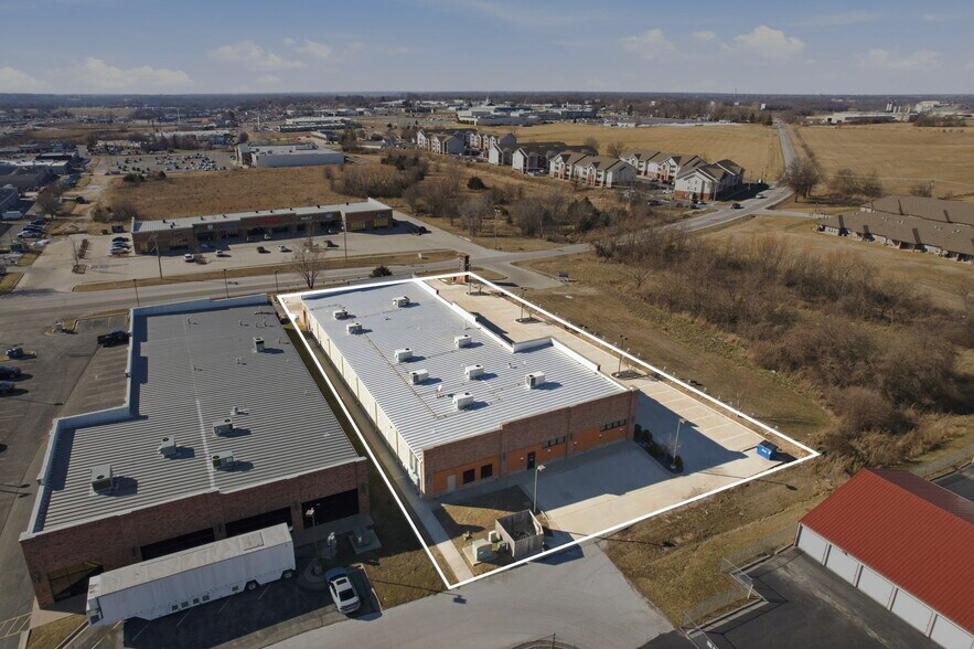 More Photos Of 5540-5550 N Farmer Branch Rd, Ozark General Retail For Lease