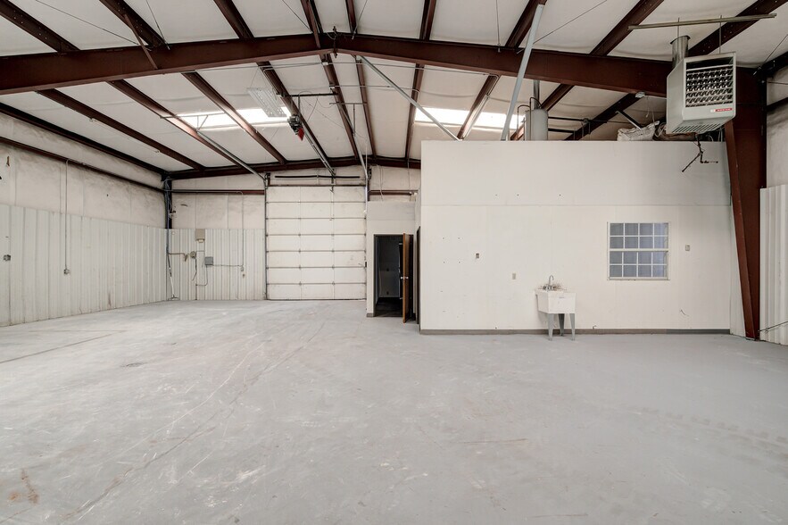 More Photos Of 412 Glade Ave, Oklahoma City Manufacturing For Lease