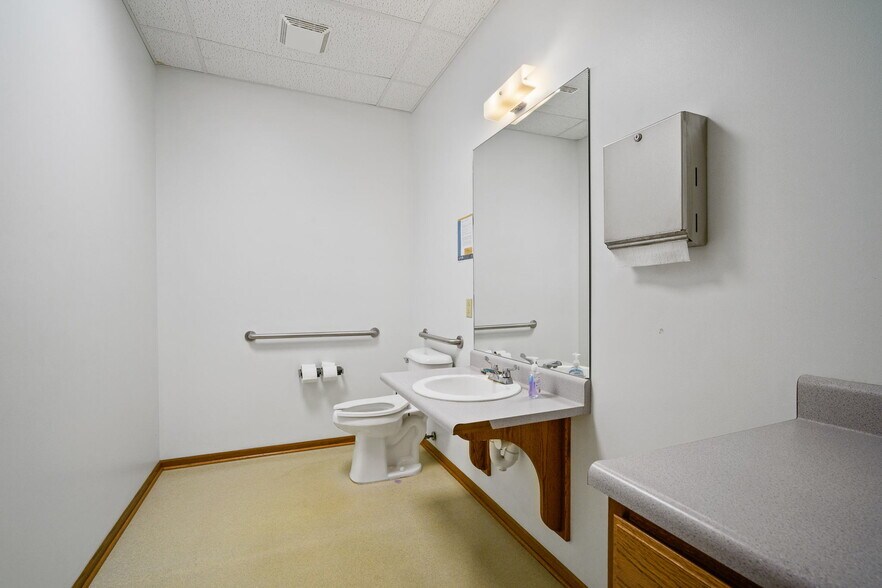 More Photos Of 1801 N 13th Ave E, Newton Flex For Lease