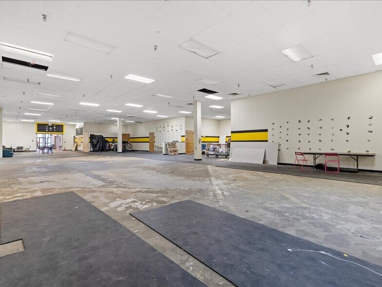 More Photos Of 8001 Rowan Rd, Cranberry Township Storefront For Lease