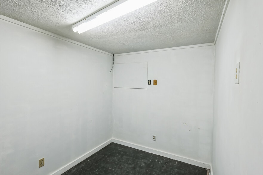 More Photos Of 52 & 54 Awtrey St, Manchester Self Storage For Sale