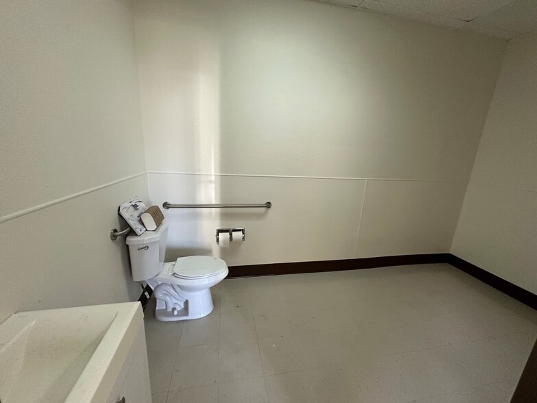 More Photos Of 425 W Century Ave, San Bernardino Warehouse For Lease