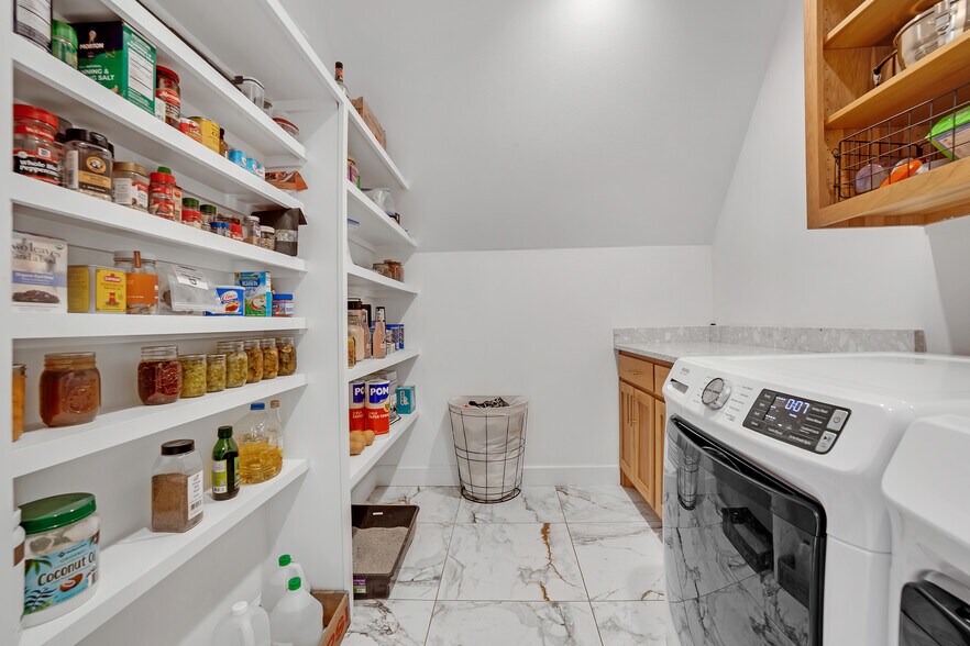 More Photos Of 446724 E 390 Rd, Langley Hotel For Sale