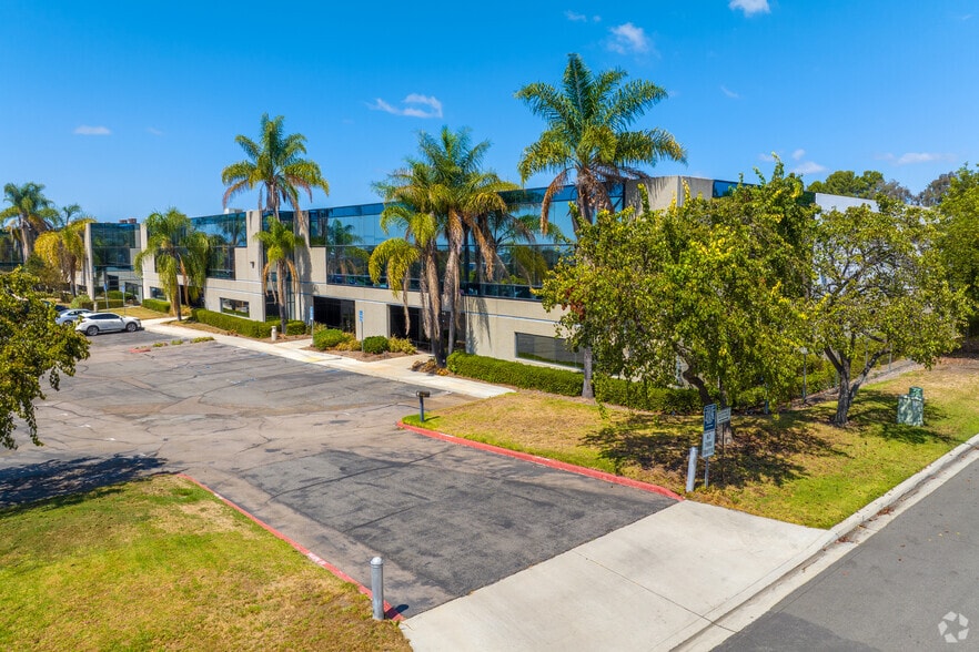 More Photos Of 970 Park Center Dr, Vista Manufacturing For Lease