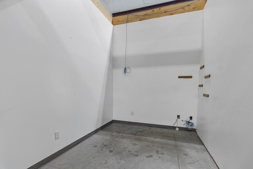 More Photos Of 13 Parkway Dr, Plainfield Warehouse For Lease