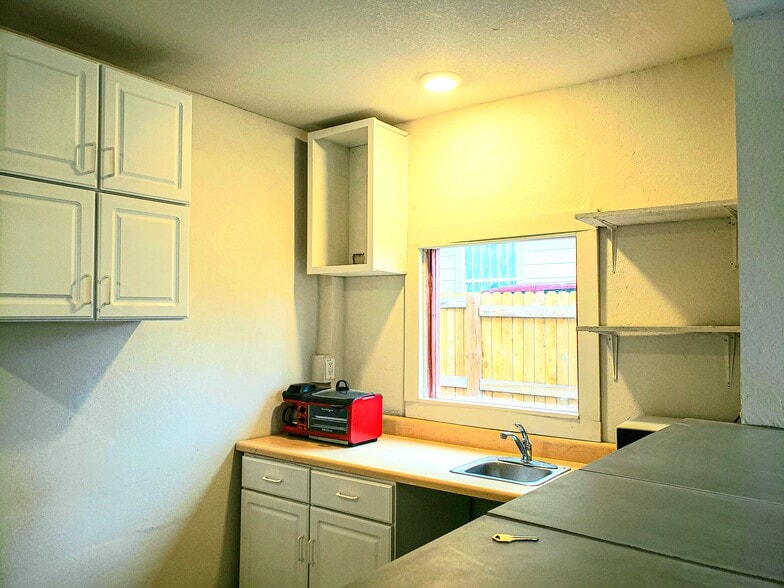 More Photos Of 1211 Gladstone, San Antonio Specialty For Sale