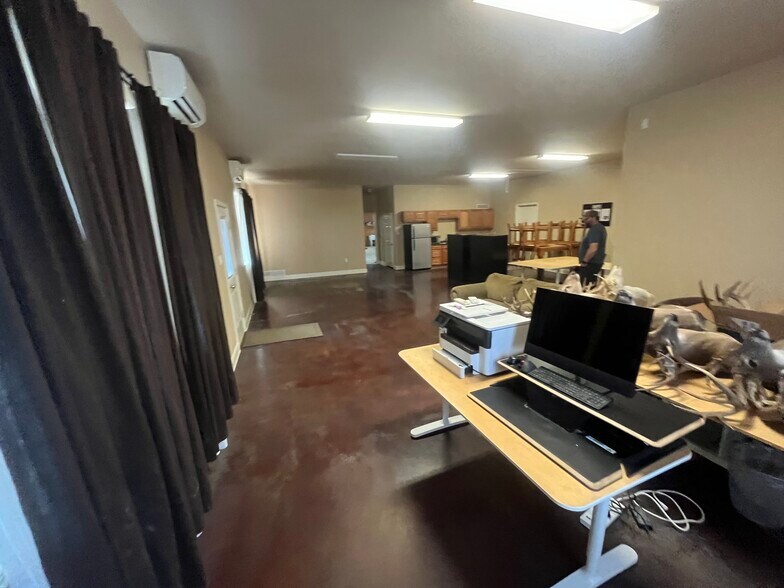 More Photos Of 800 County Road 257, Liberty Hill Warehouse For Lease