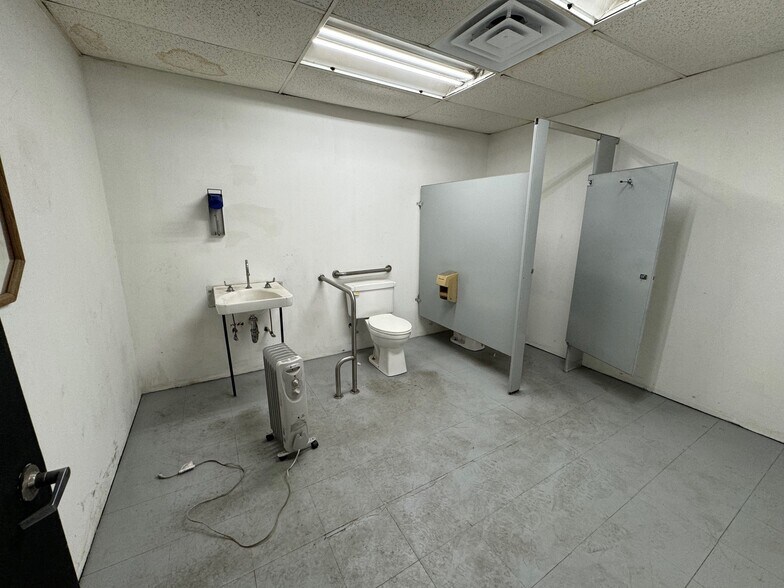 More Photos Of 1025 Winchester Ave, Kansas City Warehouse For Lease