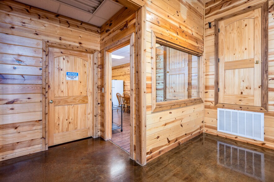 More Photos Of 1910 E Jackson St, Hugo Freestanding For Sale