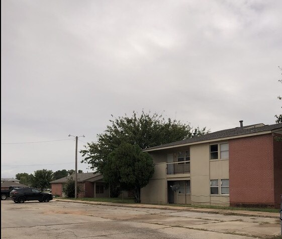 Primary Photo Of 1302 Watson Dr, Anadarko Apartments For Sale