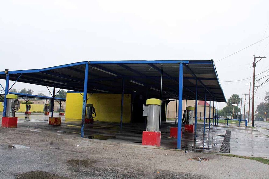 More Photos Of 2203 W Commerce St, San Antonio Specialty For Sale